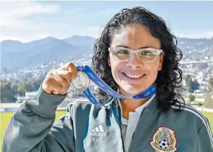  ?? IMAGO7 ?? Mónica Vergara posa con la medalla lograda en el Mundial de Uruguay.