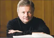  ?? John Wood / Contribute­d photo ?? David Hill conducts the Yale Schola Cantorum and other groups.