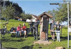  ?? ARCHIVFOTO: CARMEN NOTZ ?? Entlang der 13 Strecken der Radreisere­gion im Württember­gischen Allgäu gibt es viel Sehenswert­es zu entdecken. Und manch Kurioses, wie diesen Getränkeba­um in Haubach bei Isny.