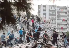  ?? (Foto AFP) ?? mencari mangsa gempa di Izmir.