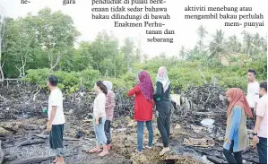  ??  ?? KETIKA jelajah bakau, para peserta melihat lebih dekat kesan aktiviti manusia terhadap bakau.