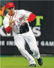  ??  ?? Cincinnati Reds left fielder Adam Duvall fields a single by the Atlanta Braves’ Ender Inciarte in the third inning.