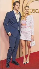  ?? ?? MARGOT ROBBIE, como era de esperarse, lucía como una verdadera Barbie de carne y hueso. Su traje, un clásico de Chanel, obviamente era de color rosa. En la foto junto a su esposo, Tom Ackerley.