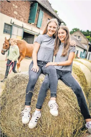  ?? FOTOS: ANDREAS ENDERMANN ?? Franziska Langer (r.) und Marie Hillebrand­t (beide 16) sind seit zwei Jahren unzertrenn­lich. Ab und zu tragen sie sogar die gleiche Kleidung. Ihre Freizeit verbringen die beiden oft auf dem Reiterhof.