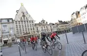  ??  ?? Les coureurs sur la Grand Place de Lille