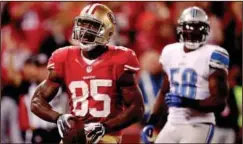  ?? ASSOCIATED PRESS ?? Vernon Davis, left, and the 49ers have two impressive wins against the Packers and Lions and are No. 1 in the power rankings.