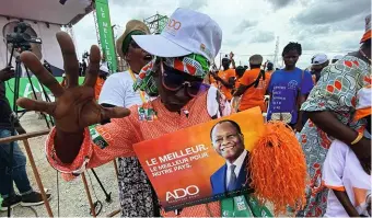  ??  ?? Les partisans d’Alassane Dramane Ouattara, « ADO », à Bouaké, le 16 octobre.