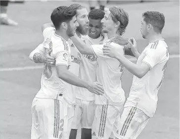  ?? FOTO: AP ?? > Los jugadores del Real Madrid celebran el gol del triunfo en San Mamés.