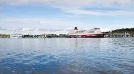  ?? FOTO: JONAS EDSVIK/NYA ÅLAND ?? Viking Lines Mariella ligger tills vidare i Västra hamnen i Mariehamn. Rederiet har förhoppnin­gar om att sälja färjan.