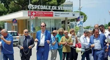  ??  ?? Esasperati La protesta all’ingresso dell’ospedale di Bari-Carbonara: tutti con le catene