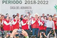  ??  ?? El presidente Enrique Peña Nieto asistió a la toma de protesta de la nueva dirigencia de la Confederac­ión Nacional Campesina.