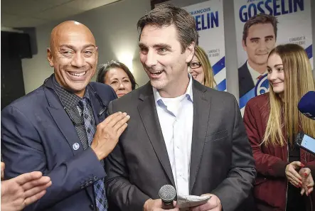  ?? PHOTO SIMON CLARK ?? Jean-françois Gosselin (à droite) a célébré la victoire de sa colistière Nancy Piuze qui lui permet de faire son entrée à l’hôtel de ville. Il est ici accompagné de Stevens Mélançon, seul autre candidat de Québec 21 élu.