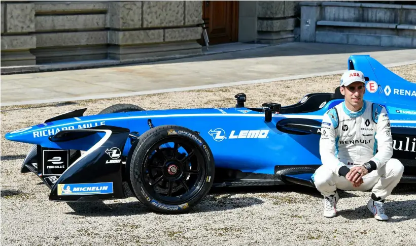  ?? KEYSTONE ?? Sébastien Buemi posa con la sua monoposto davanti al Politecnic­o di Zurigo. Per lui, senz’altro, questa sarà la gara della vita