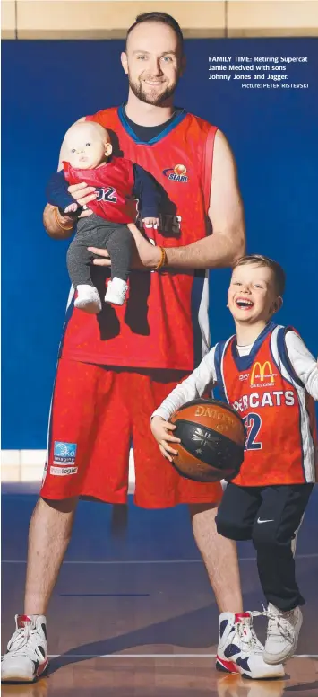  ?? Picture: PETER RISTEVSKI ?? FAMILY TIME: Retiring Supercat Jamie Medved with sons Johnny Jones and Jagger.