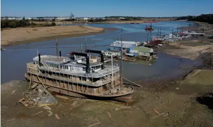  ?? ?? The Diamond Lady alongside smaller vessels on the drought-stricken Mississipp­i River last week. Photograph: Scott Olson/Getty Images