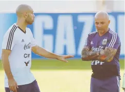  ?? Ap / ricardo mazalan ?? El director técnico de Argentina, Jorge Sampaoli (derecha), conversa con Javier Mascherano durante el entrenamie­nto de ayer.