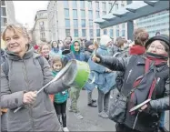  ??  ?? Las marchas en Katowice contaron con la presencia de campesinos latinoamer­icanos y ambientali­stas asiáticos y de los Estados Unidos