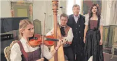  ?? FOTO: WALTER SCHMID ?? Die Isnyer Stubenmusi­k gibt es seit 40 Jahren: Mit typischen Instrument­en wie Zither, Hackbrett, Gitarre und Kontrabass spielen sie in der originalen Schwäbisch-Allgäuer-Tracht.