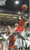  ?? Gabrielle Lurie / The Chronicle 2017 ?? St. Ignatius’ Darrion Trammell gets off a shot against rival Sacred Heart Cathedral last season.