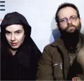  ?? PHOTO AFP ?? Alors qu’ils étaient retenus par les talibans, l’américaine Caitlan Coleman et son mari, le Canadien Joshua Boyle, sont apparus dans une vidéo tournée on ne sait où ni quand.