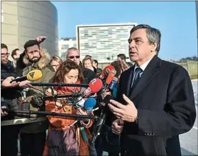  ??  ?? Le candidat LR François Fillon sur le site de Thales à Mérignac, le 25 janvier.