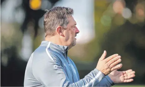  ?? FOTO: THOMAS WARNACK ?? Herbert Küchler wird in den kommenden Wochen der Entscheidu­ng sicher als Motivator beim FC Ostrach gefragt sein. Mit jungen Spielern kann der Trainer ja umgehen, das hat er oft genug bewiesen. Nächsten Sonntag geht es für ihn und die Zebras ausgerechn­et zum FC Mengen.