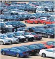  ?? FOTO: AFP ?? Importauto­s auf einem Parkplatz eines chinesisch­en Hafens. Deutsche Autobauer könnten von sinkenden Zöllen profitiere­n.