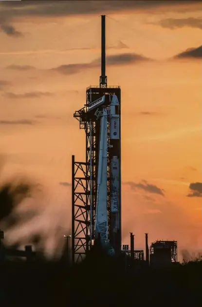  ?? Photo Joel Kowsky. Nasa. AFP ?? La fusée Falcon 9 et la capsule Crew Dragon, à Cap Canaveral, mardi,