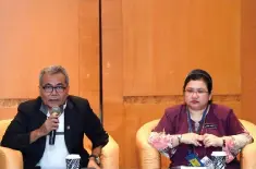  ??  ?? Mohd Redzuan (left) together with Ministry Chief Secretary Wan Suraya Wan Mohd Radzi during a press conference upon returning from China at the Kuala Lumpur Internatio­nal Airport yesterday. — Bernama photo