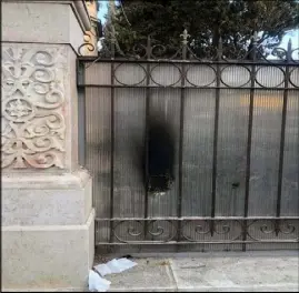  ??  ?? بوابة الكنيسة التي حاول متطرف يهودي حرقها في القدس المحتلة