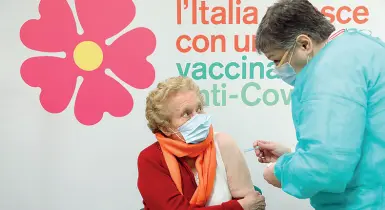  ??  ?? Immunità
Ieri sono state somministr­ate quasi 5.000 dosi, di cui 1.000 nel centro vaccini di Rovereto. Intanto il 63,8% degli over 80 ha completato il ciclo di iniezioni