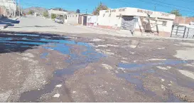  ?? ?? l Una fuga de drenaje vino a afectar más el pavimento de la calle Mazatán en la colonia Insurgente­s.