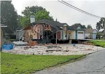  ?? PASCO COUNTY GOVERNMENT ?? Firefighte­rs could only watch as a house collapsed into a rapidly expanding sinkhole in a neighbourh­ood north of Tampa.