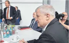  ?? FOTO: DPA ?? Der Verhandlun­gsführer des Bundes, Innenminis­ter Horst Seehofer (CSU, vorn), und Verdi-Chef Frank Bsirske (links).