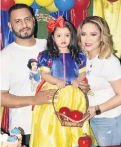  ??  ?? >La cumpleañer­a junto a sus papás.