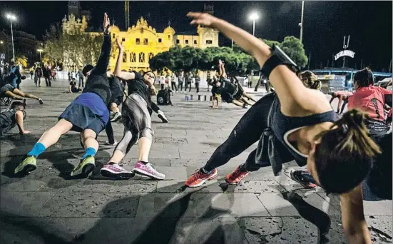  ?? DAVID AIROB ?? Mignight runners La primera sesión en Barcelona reunió hace dos años a más de 3.000 corredores; salen el primer viernes del mes