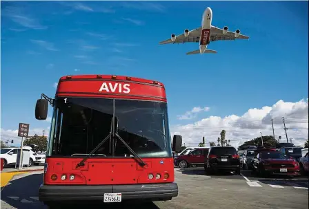  ?? — Bloomberg ?? Plane deal: An Emirates Airlines Airbus SE A380 flies above a shuttle bus at Los Angeles Internatio­nal Airport. Airbus has been working to secure a follow-on order for the four-engine model from Emirates.