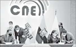  ?? PATRICIO TERÁN / EL COMERCIO ?? Diana Atamaint (tercera en la mesa) pidió que el Departamen­to Jurídico del CNE aclare el tema de la publicidad electoral. Ayer se reunió con Juan Zapata (izquierda).