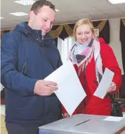  ??  ?? С настроение­м пришли на избиратель­ный участок № 10 работники «Рубикона» Александр Огурцов и Любовь Глебова.