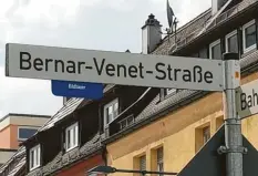  ?? Foto: Dagmar Hub ?? Sogar eine Straße ist nach dem weltberühm­ten Künstler Bernar Venet in Neu‰ulm be‰ nannt.