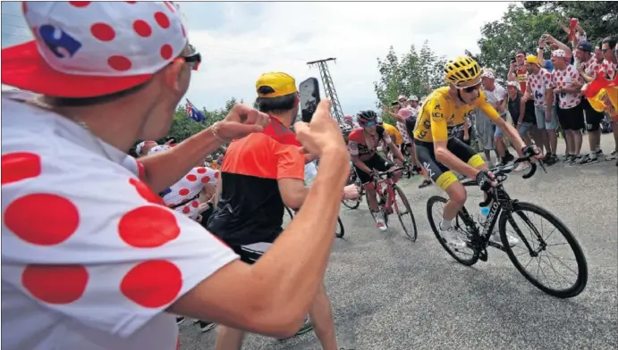  ??  ?? CARA Y CRUZ. Froome tira del grupo de favoritos en una etapa donde se defendió a la perfección. Richie Porte sigue su rueda momentos antes de la caída que le obligó a abandonar.