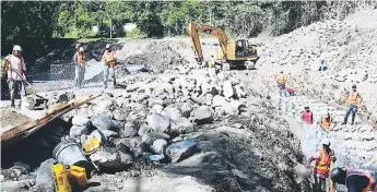  ??  ?? TRABAJOS. Con la obra protegerán la carretera y comunidade­s del sector Calán y El Marañón.