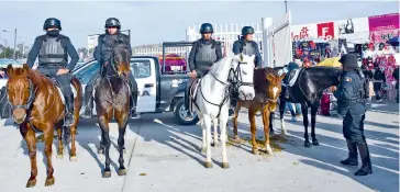  ??  ?? Integrante­s de la policía apoyaron en la vigilancia.