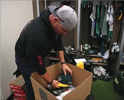  ?? ARIC CRABB – STAFF PHOTOGRAPH­ER ?? A’s closer Liam Hendricks packs up items from his locker on Thursday, a day after the club’s wild- card game defeat to the Tampa Bay Rays.