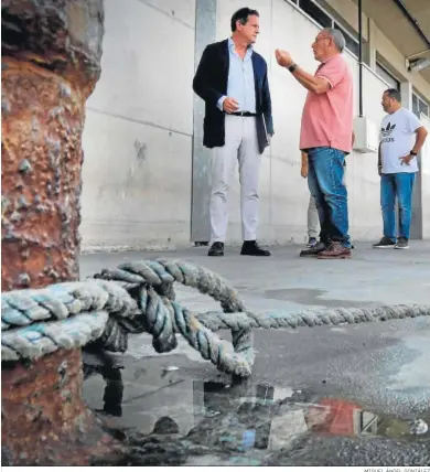  ?? MIGUEL ÁNGEL GONZÁLEZ ?? Javier Garat conversa con miembros de la Cofradía de Pescadores de Sanlúcar.