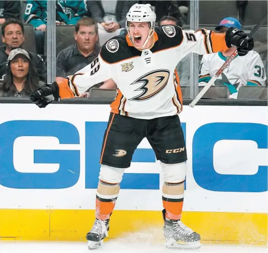  ?? PHOTO AFP ?? Maxime Comtois, des Ducks d’anaheim, a célébré son premier but en carrière, mercredi dernier, contre les Sharks de San Jose.