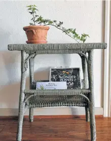  ?? Molly Glentzer / Staff ?? Even a scraggly English ivy can have sculptural qualities. Two new books on houseplant­s rest on the shelf below.