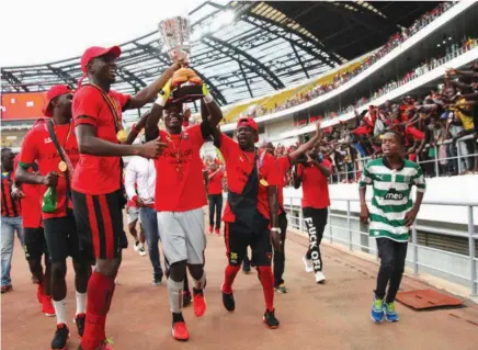  ?? KINDALA MANUEL ?? Jogadores e apoiantes do 1º de Agosto festejam após a conquista do décimo título de campeão apesar da derrota na última jornada