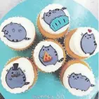  ??  ?? Whimsical cats adorn these cupcakes by Crumby Art Bakery.