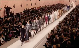  ??  ?? In memoriam.Un’immagine della sfilata Fendi della primavera-estate 2019, firmata Karl Lagerfeld, morto ieri a 85 anni